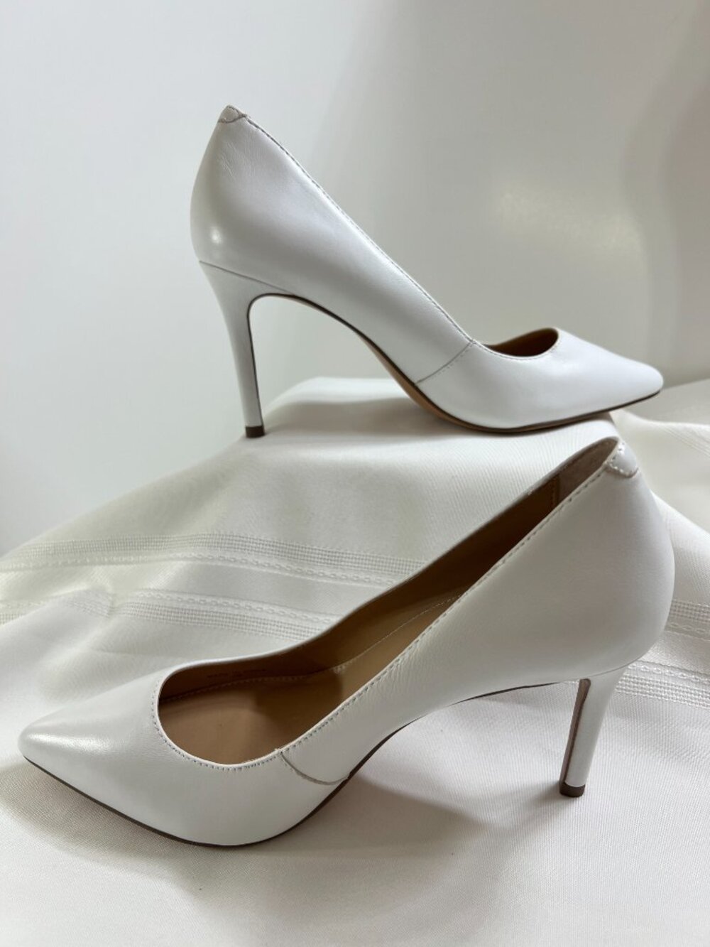 Banana Republic White Leather Pointed Toe Pumps 3.5" Stiletto Heels Size 7M - Picture 5 of 9